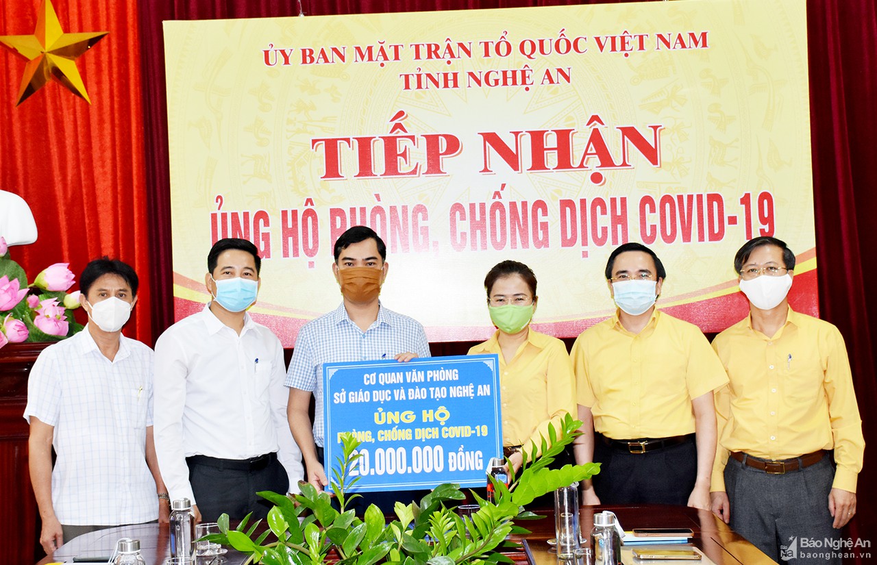 Ủy ban MTTQ tỉnh Nghệ An tiếp nhận 335 triệu đồng ủng hộ phòng, chống dịch Covid-19.