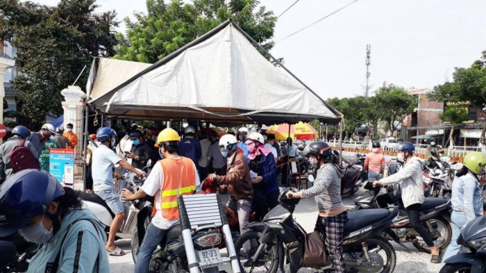 Lo mất an toàn tại chốt kiểm soát dịch Covid-19 Đà Nẵng vì quá đông người