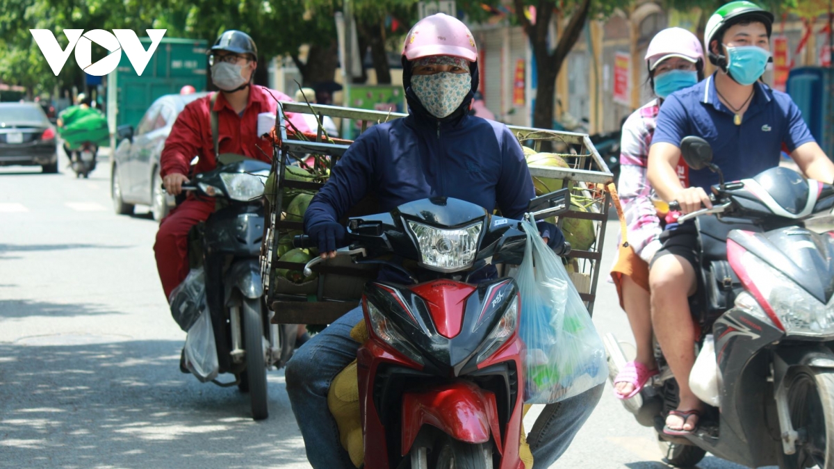 Người dân chật vật mưu sinh dưới nắng nóng hơn 40 độ C tại Hà Nội