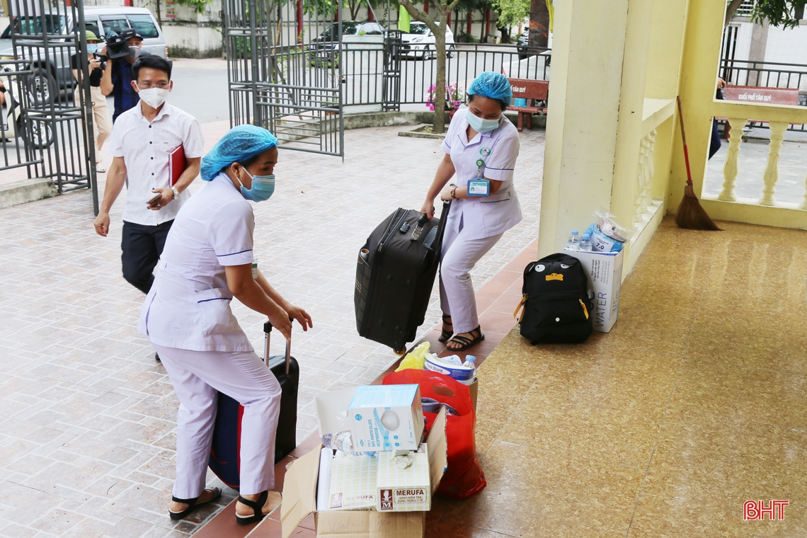 Tăng viện cho Hà Tĩnh, cán bộ y tế Nghệ An lấy khoảng 4.000 mẫu xét nghiệm