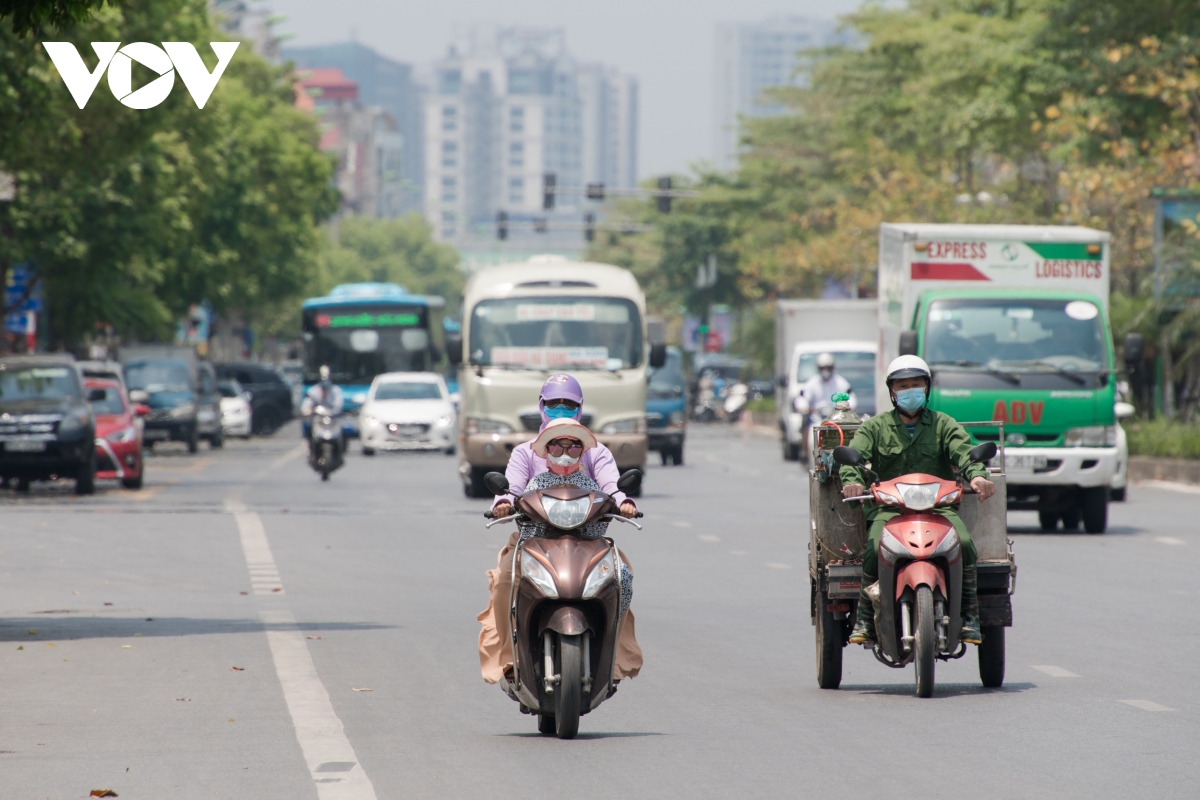 Đường phố Hà Nội nắng nóng như...chảo lửa