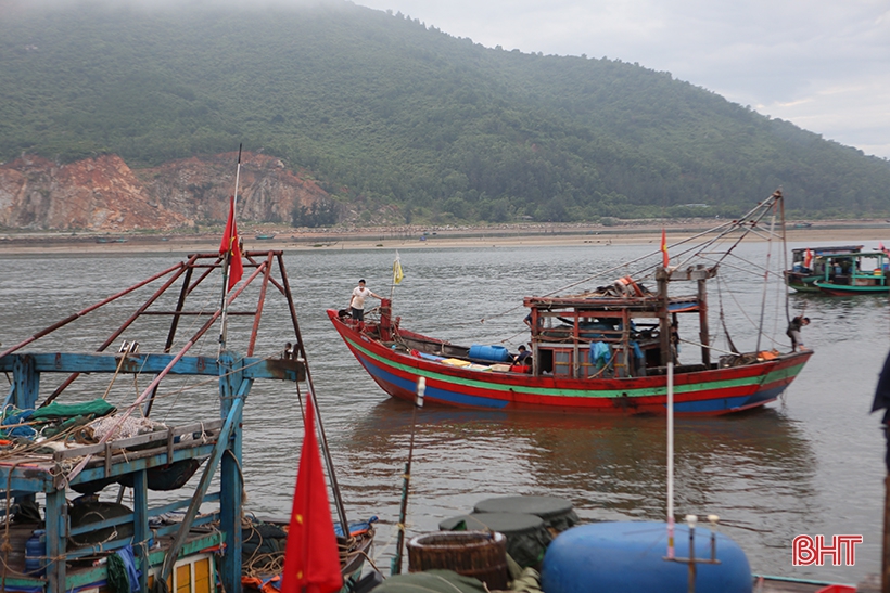 Đảm bảo phòng dịch, cảng cá lớn nhất Hà Tĩnh vẫn đón những chuyến tàu cập bến