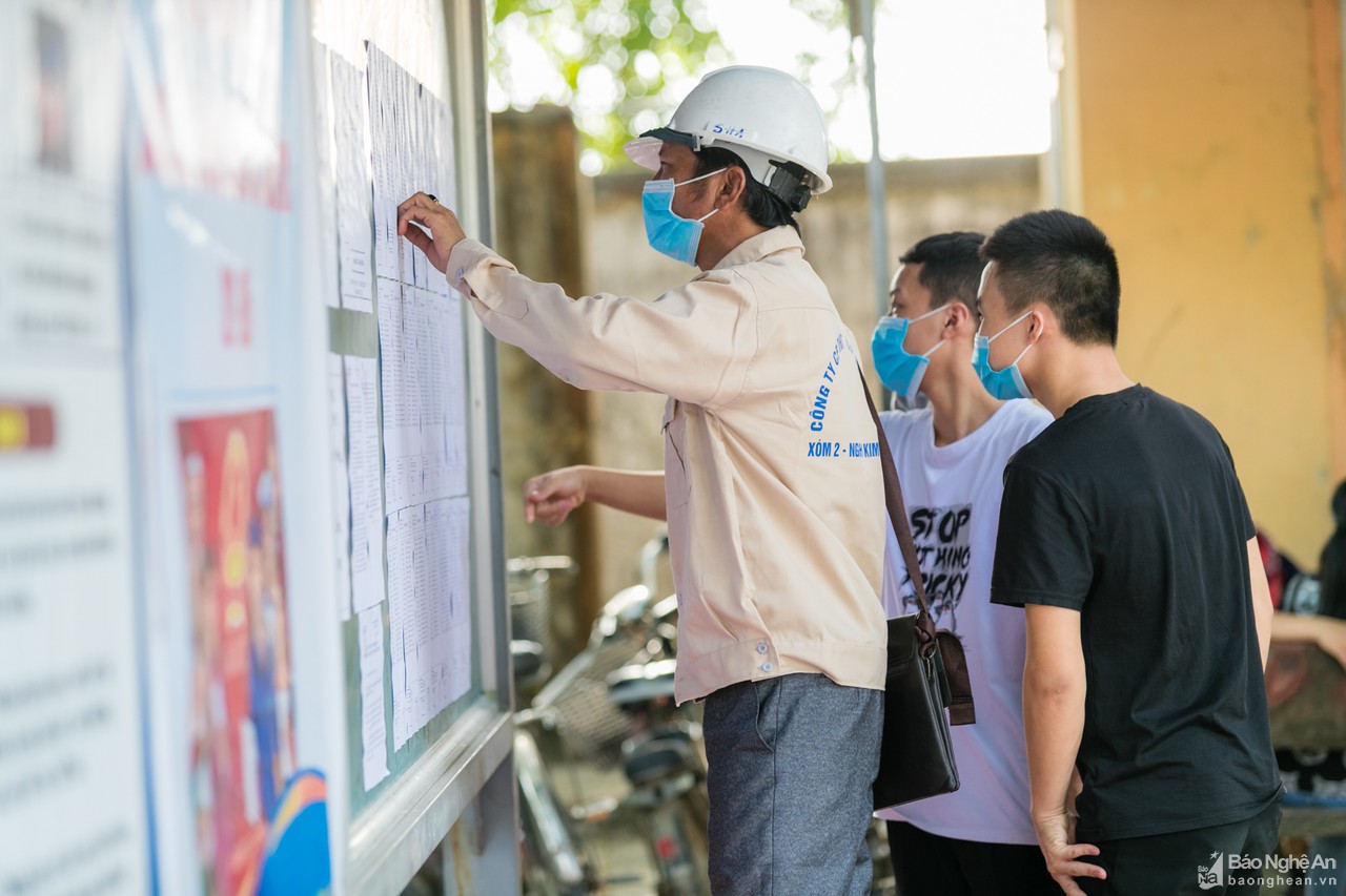 Thí sinh Nghệ An đi làm thủ tục trong nắng nóng đỉnh điểm