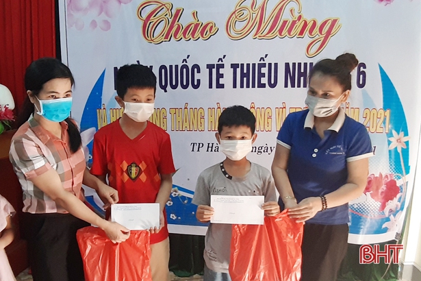 Tặng 241 suất quà cho trẻ em khiếm thị và con của hội viên Hội Người mù Hà Tĩnh