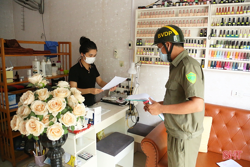 Người dân TP Hà Tĩnh đóng cửa hàng quán để phòng dịch Covid-19