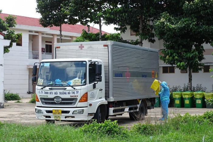 Cận cảnh những "chiến binh thầm lặng" thu gom rác thải trong khu cách ly