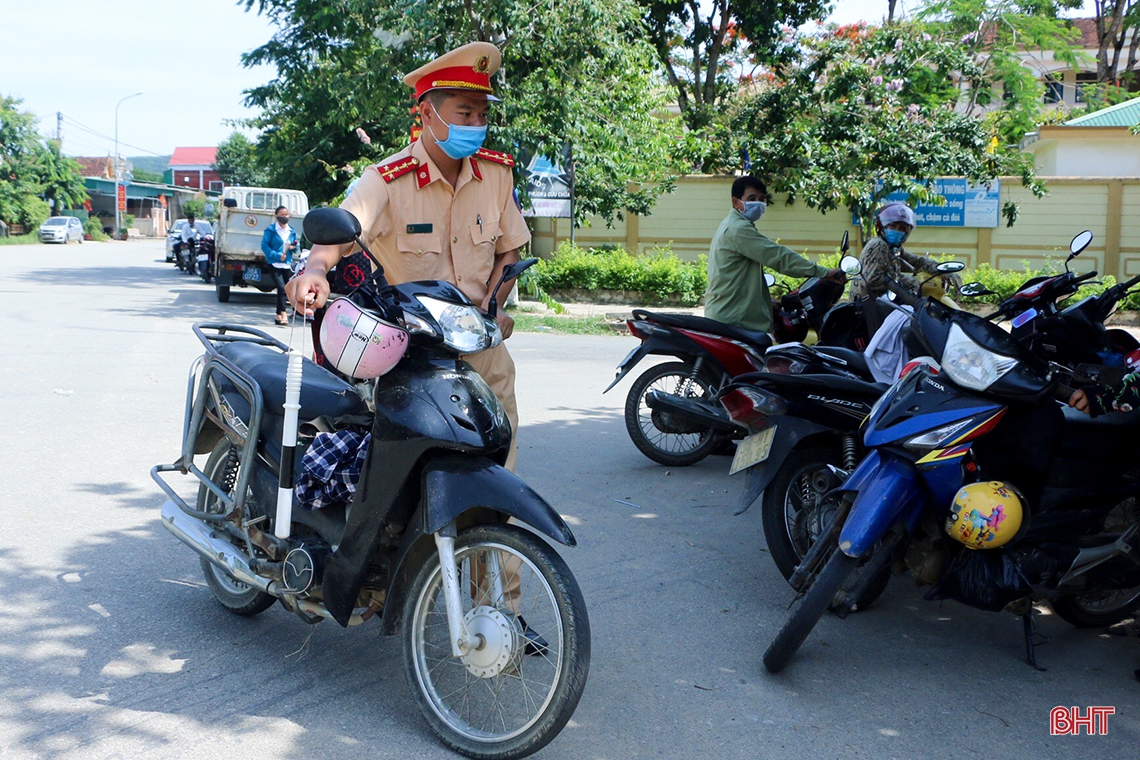 Đồng hành với hơn 15.600 sỹ tử Hà Tĩnh “vượt nắng, tránh dịch” trong mùa thi đặc biệt