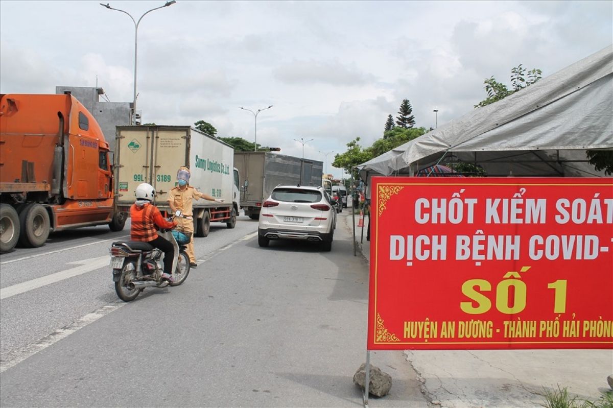 Phân luồng giao thông trên Quốc lộ qua nơi cách ly, không “ngăn sông cấm chợ”