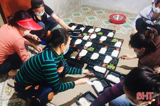 “Bữa cơm yêu thương” ấm lòng công dân cách ly tập trung ở làng biển Hà Tĩnh