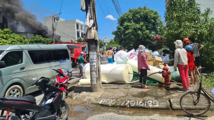 Cháy lớn tại xưởng kinh doanh vật liệu điện ở Hải Phòng