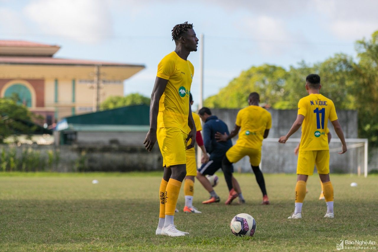 Cận cảnh buổi tập đầu tiên của hai ngoại binh thử việc tại SLNA