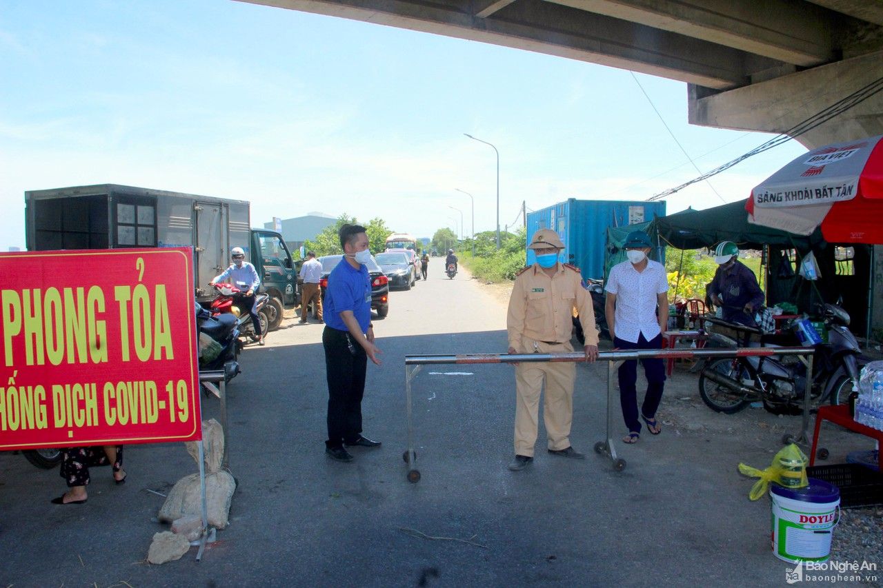 Lập hàng chục chốt chặn, cách ly toàn bộ 2 phường Hồng Sơn và Vinh Tân (TP Vinh)