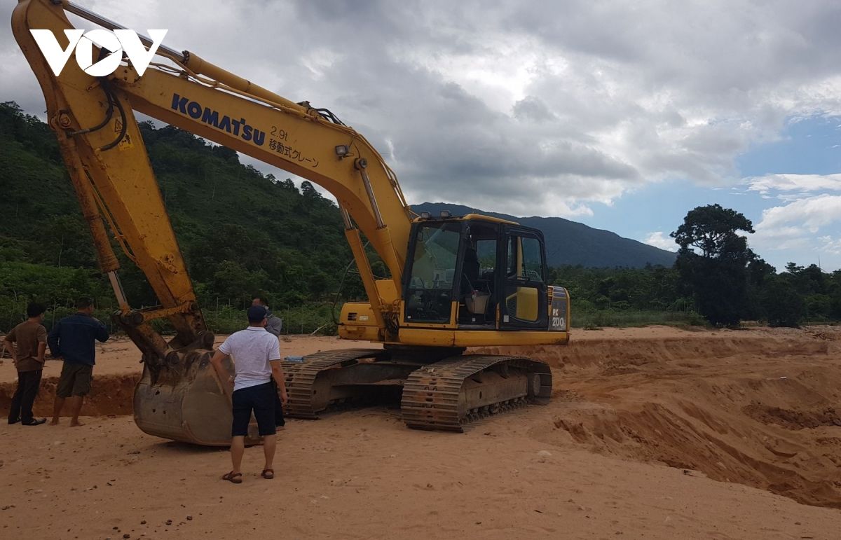 "Đột kích" bắt quả tang khai thác cát trái phép giữa lòng hồ thủy điện