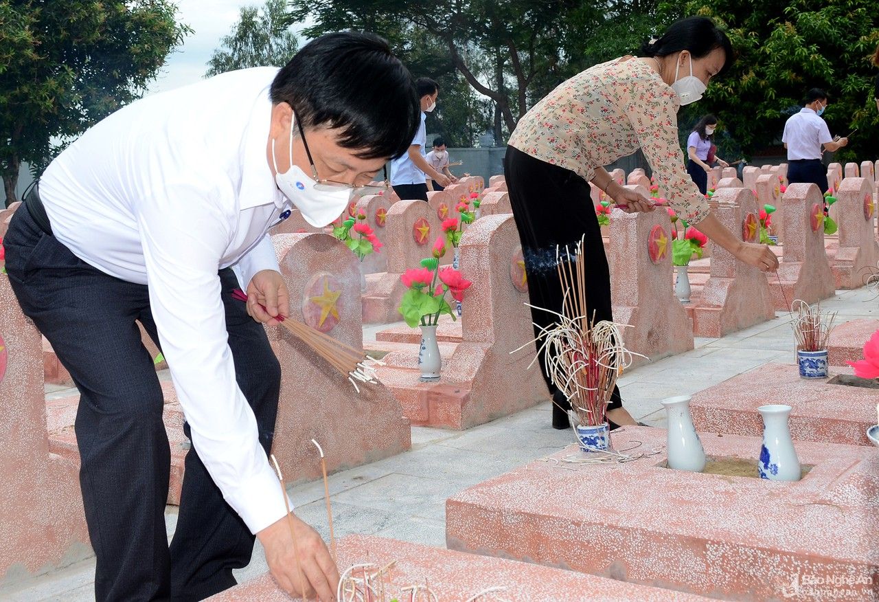 Phó Chủ tịch UBND tỉnh thăm, tặng quà các gia đình chính sách ở huyện Nghi Lộc