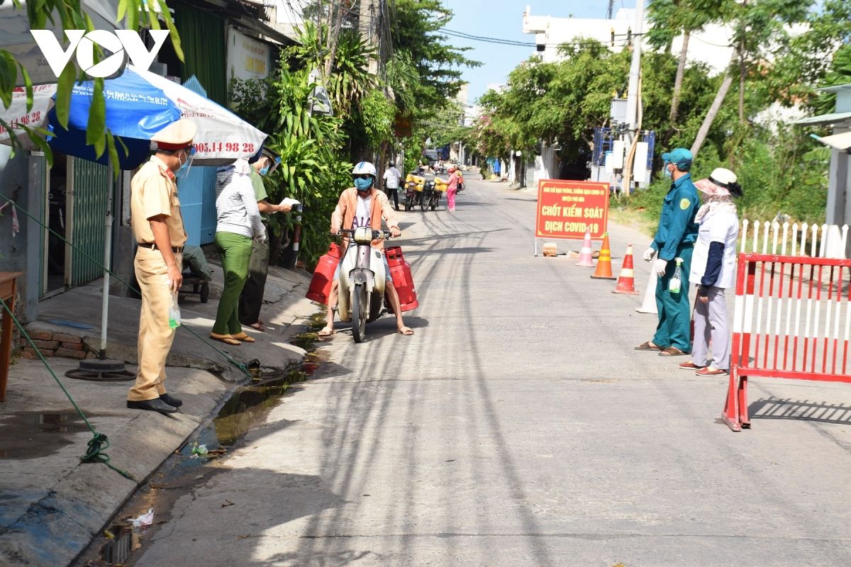 12 người bị xử phạt 180 triệu đồng vì tụ tập ăn nhậu trong lúc giãn cách xã hội