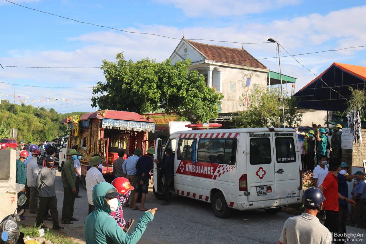 Người dân ở Thanh Chương đau xót tiễn đưa 4 nạn nhân vụ cháy phòng trà về nơi an nghỉ cuối cùng