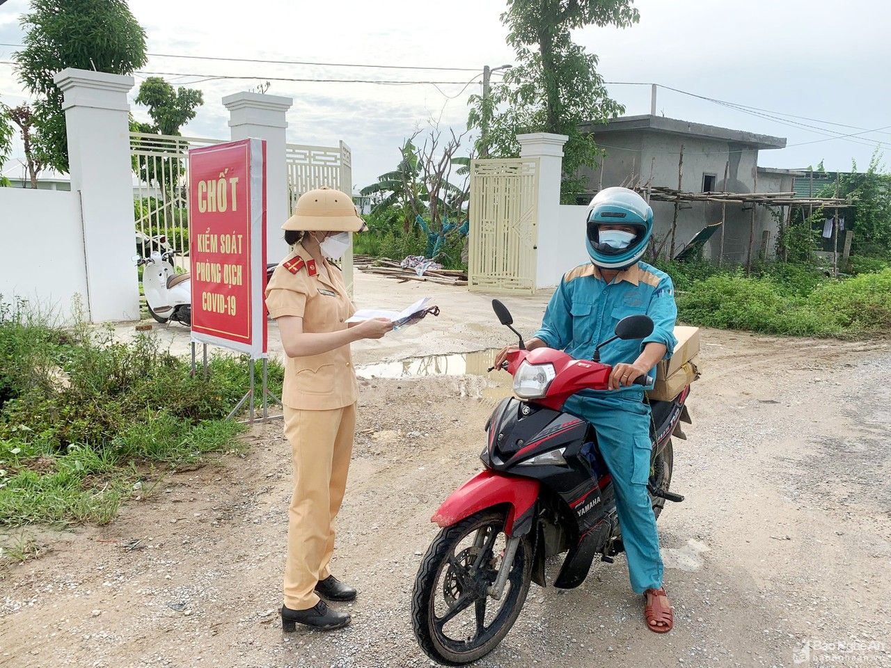 Những ‘bông hồng vàng’ trên tuyến đầu chống dịch