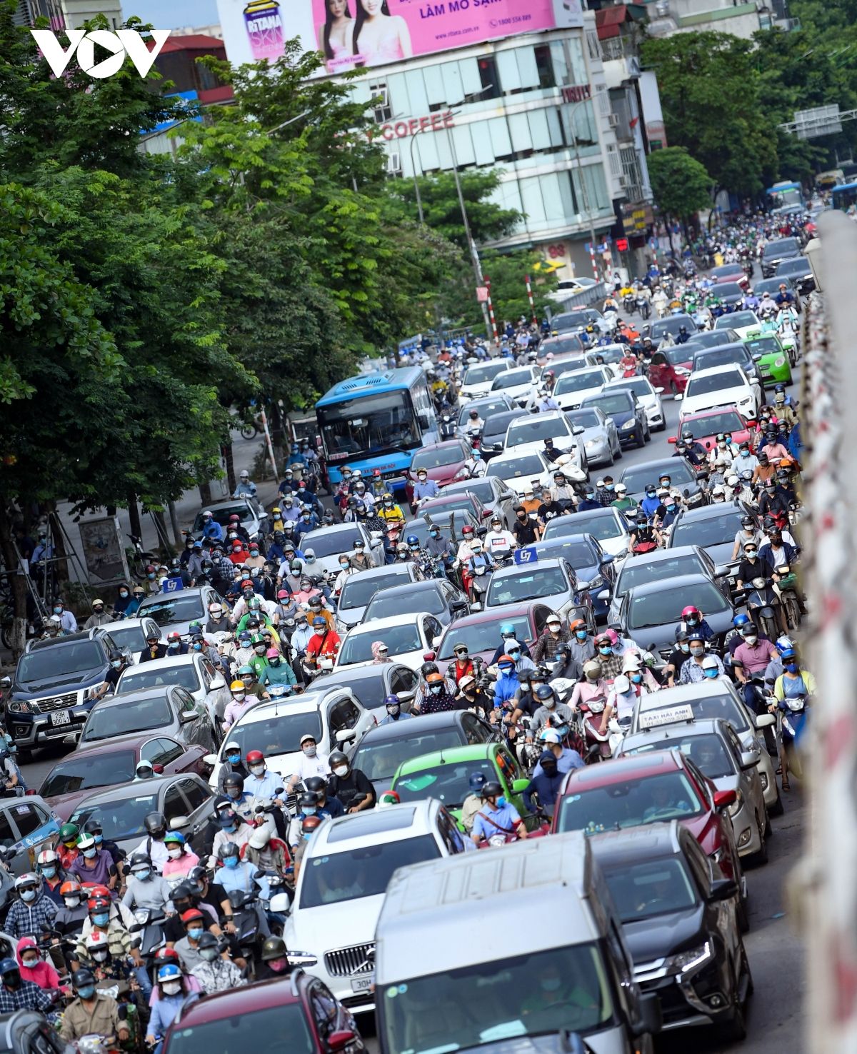 Nới lỏng một số hoạt động, đường phố Hà Nội lại tái diễn cảnh tắc nghẽn