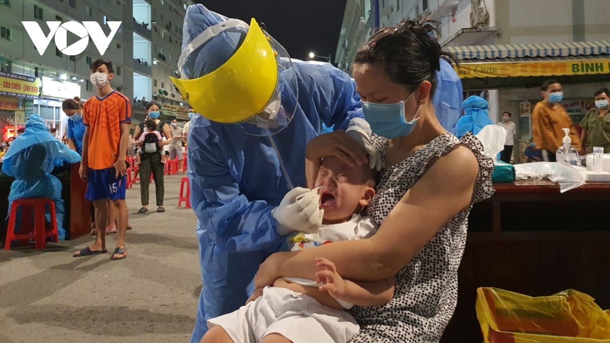 Lấy mẫu xét nghiệm sàng lọc cho 4.000 công nhân và người thân ở Bình Dương