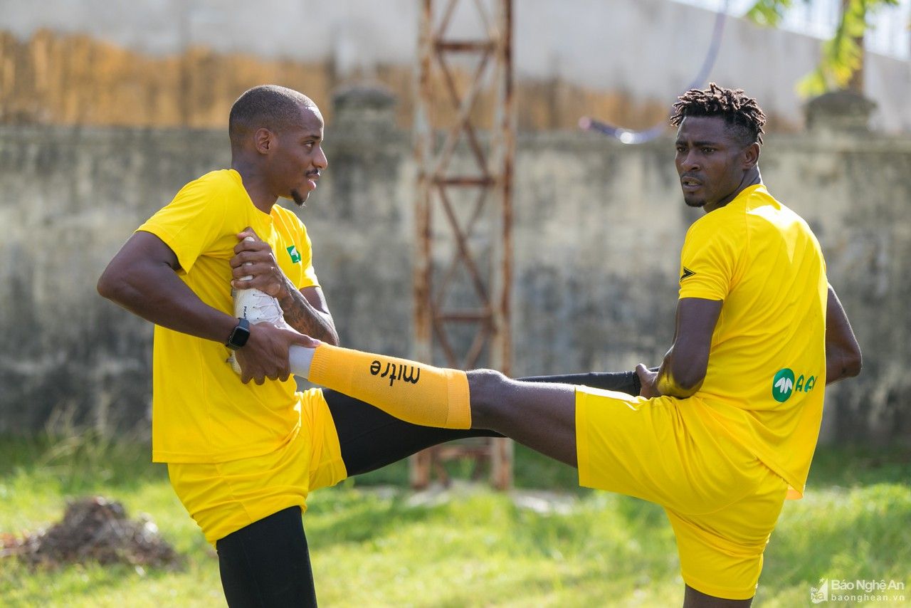 Cận cảnh buổi tập đầu tiên của hai ngoại binh thử việc tại SLNA