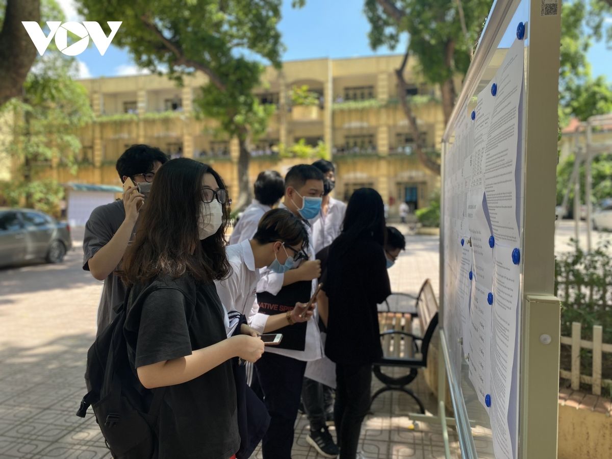 Thí sinh đội nắng, khẩu trang kín mít đi làm thủ tục thi tốt nghiệp THPT