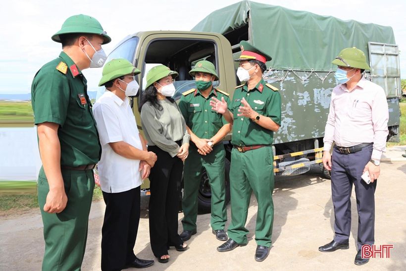 Lực lượng phòng hóa Quân khu 4 phun khử khuẩn toàn bộ xã Thạch Long