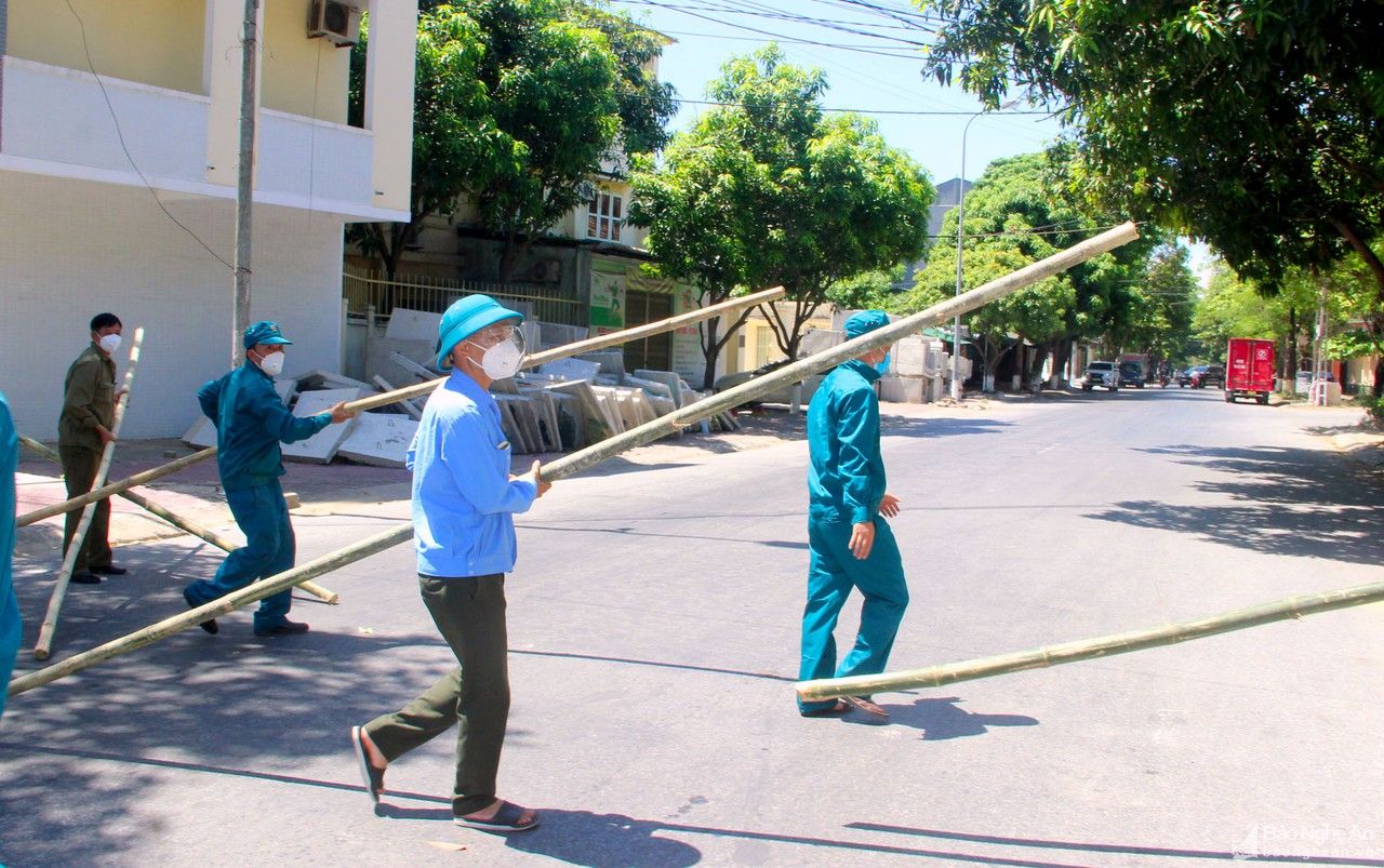 Lập hàng chục chốt chặn, cách ly toàn bộ 2 phường Hồng Sơn và Vinh Tân (TP Vinh)