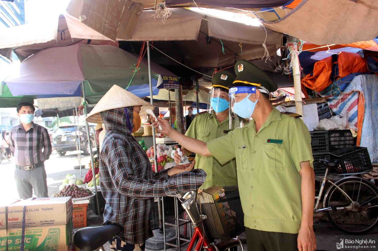 TP Vinh tăng cường các biện pháp phòng dịch tại các điểm ca Covid đầu tiên từng đến