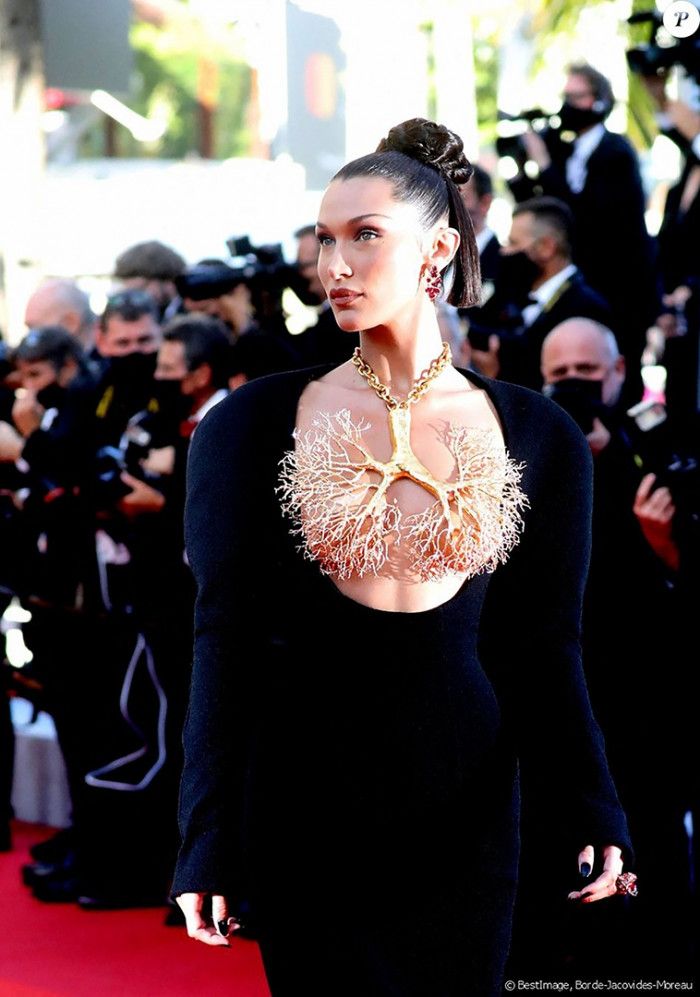 Chân dài Bella Hadid đeo vòng mạ vàng hình tán cây, che trọn vẹn bầu ngực