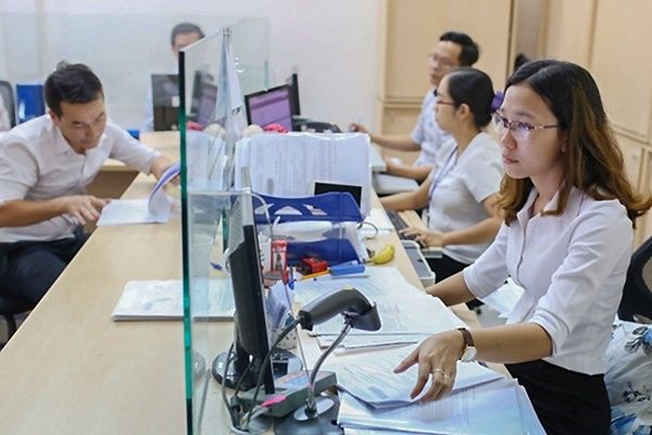 Bộ Nội vụ quy định công chức, viên chức không mặc quần bò, váy ngắn đi làm