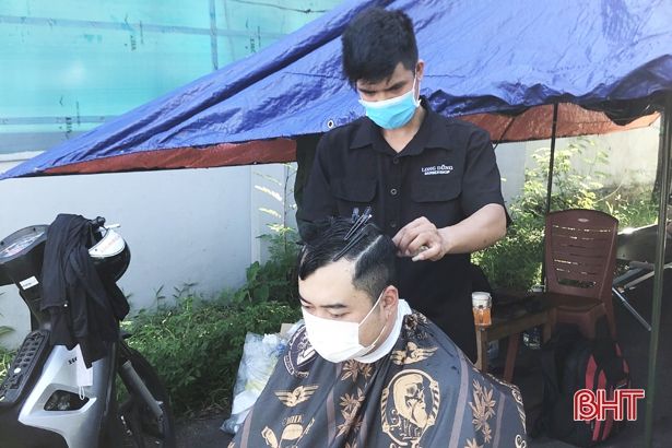 Mở “salon tóc di động” ở TP Hà Tĩnh giúp cán bộ, chiến sỹ làm nhiệm vụ phòng dịch