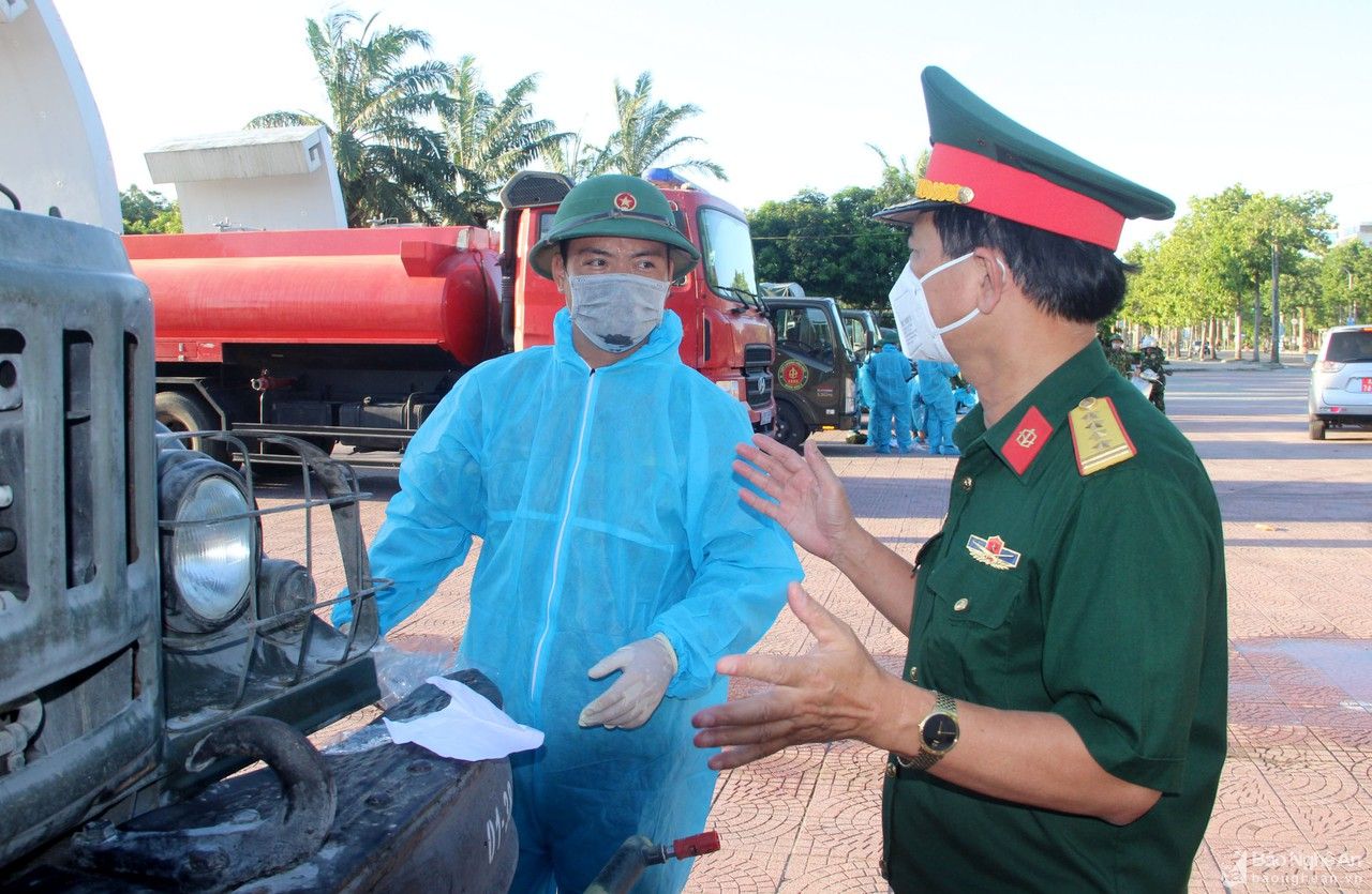 Tiếp tục phun khử khuẩn nhiều khu vực tại TP. Vinh