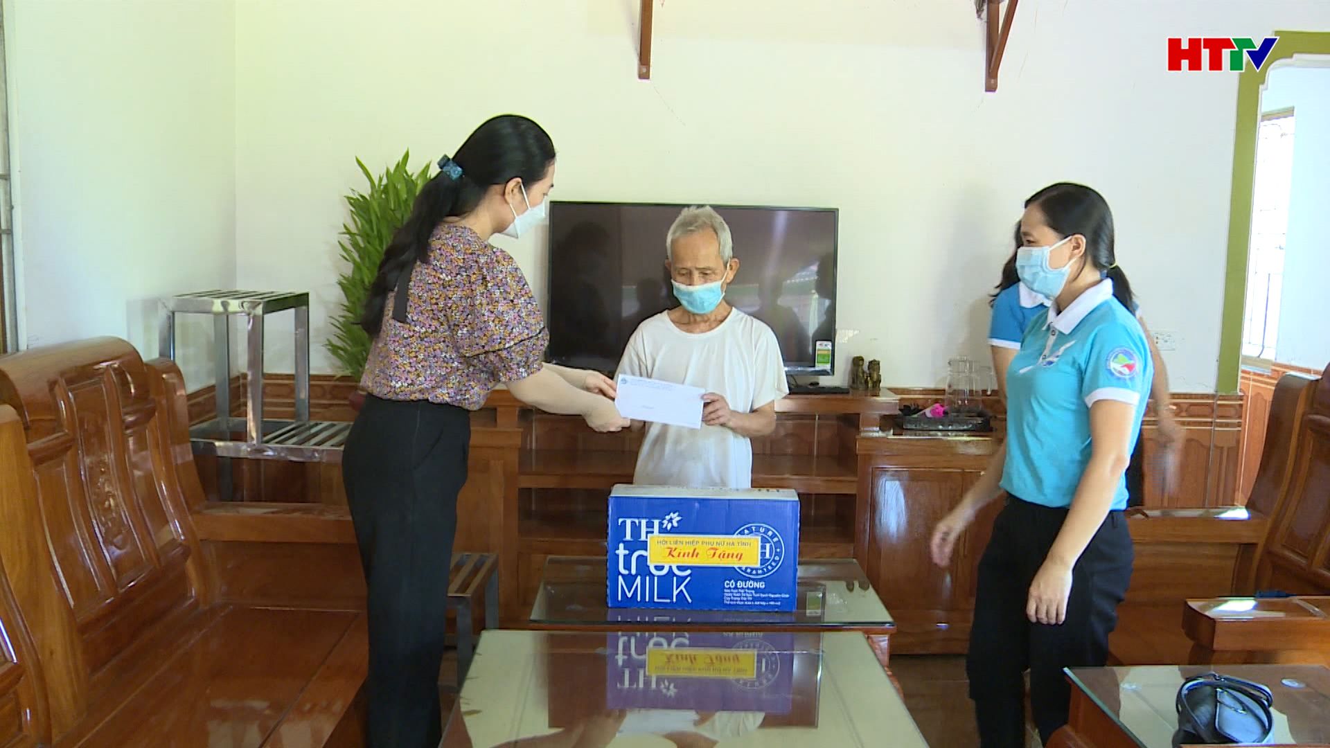 Phụ nữ Hà Tĩnh động viên, tặng quà gia đình nữ ngành y nơi tuyến đầu chống dịch