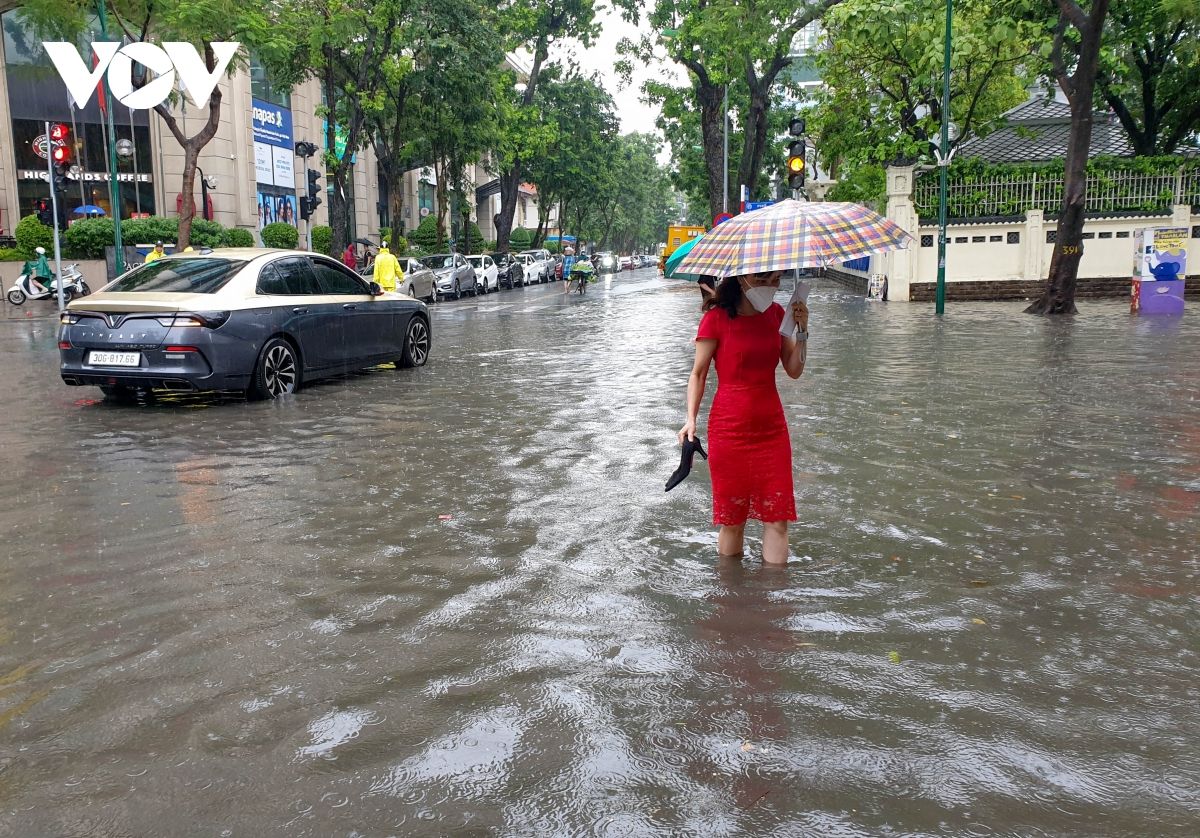 Mưa lớn, nhiều tuyến phố ở Hà Nội ngập sâu trong nước