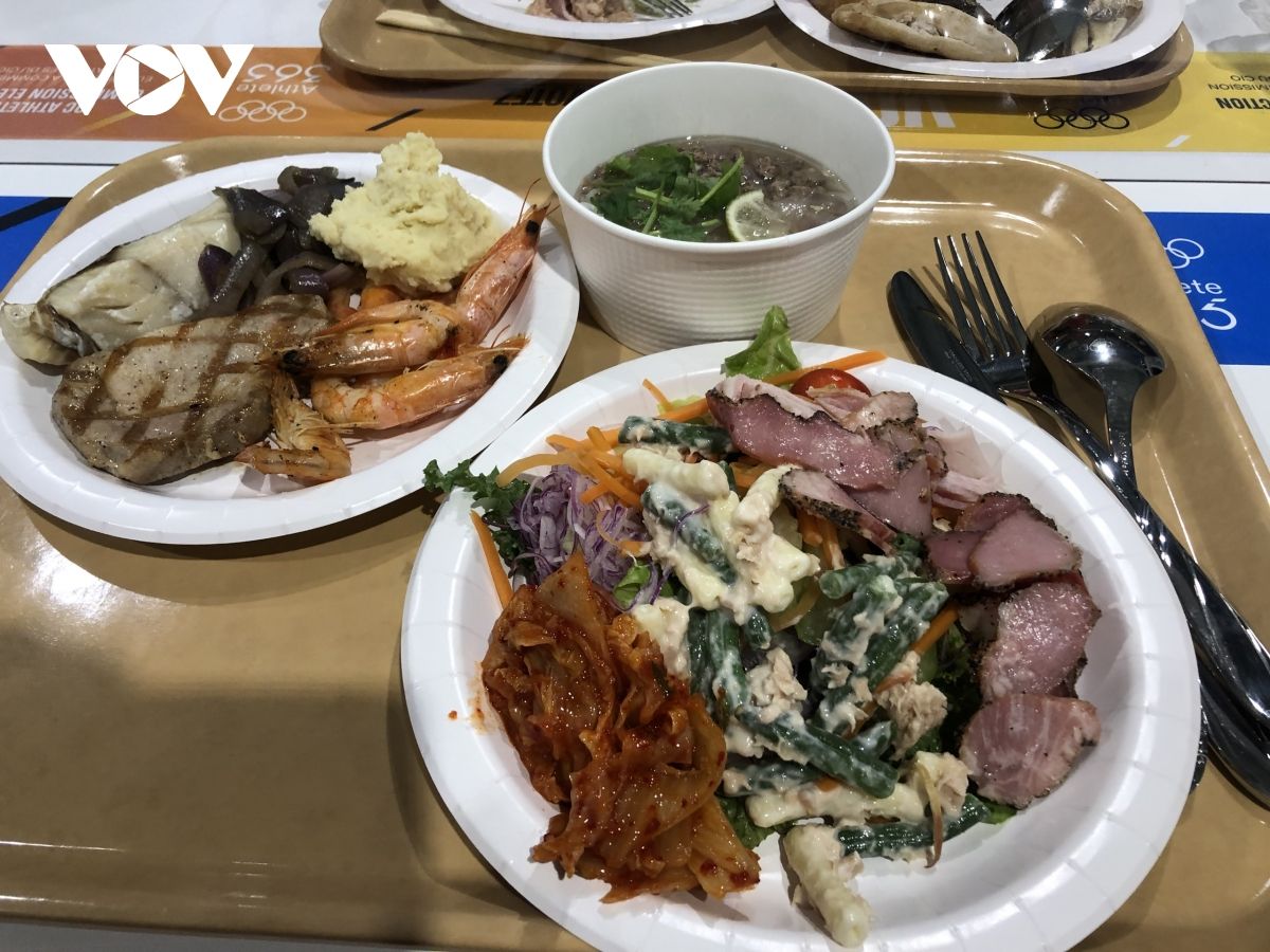 Đoàn thể thao Việt Nam ngày thứ 2 ở Nhật Bản: VĐV nạp năng lượng với thực đơn 700 món