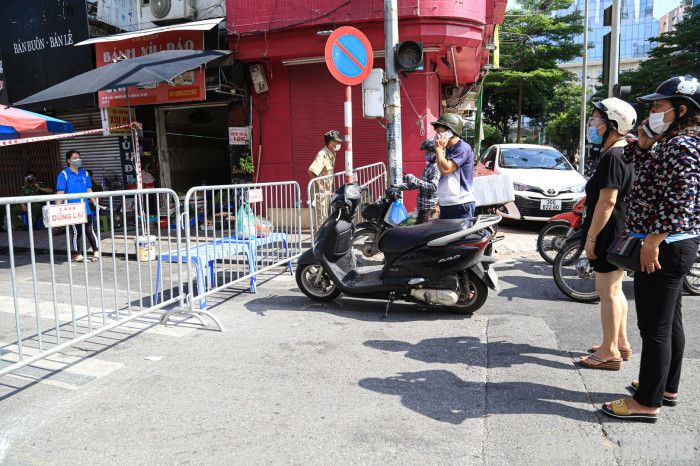 Dựng hàng rào thép gai ngăn người vượt khu phong tỏa tại Hà Nội