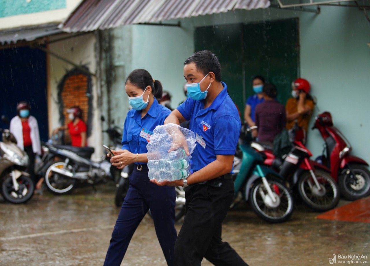 Hình ảnh đẹp của Thanh niên tình nguyện Nghệ An tiếp sức mùa thi