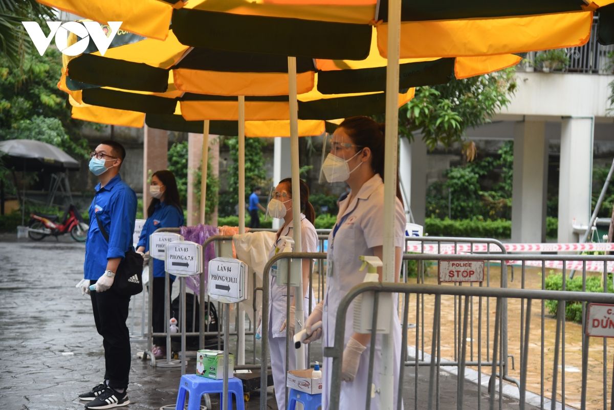 Thí sinh Hà Nội đội mưa đi thi buổi đầu tiên vào lớp 10 THPT