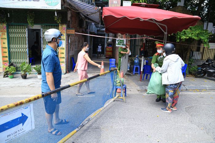 Dựng hàng rào thép gai ngăn người vượt khu phong tỏa tại Hà Nội