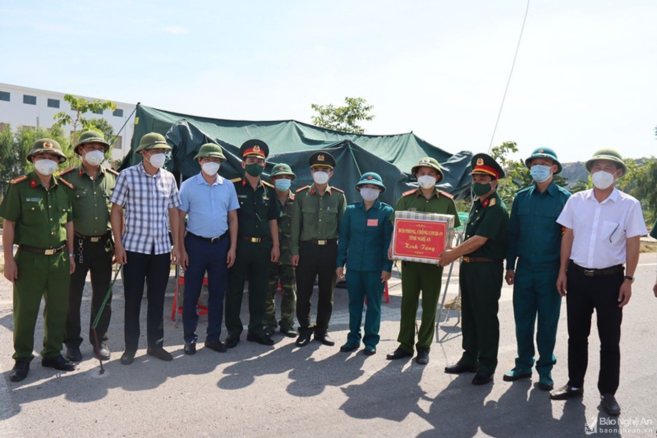 Ban Chỉ đạo tỉnh thăm và tặng quà lực lượng chống dịch ở thị xã Hoàng Mai