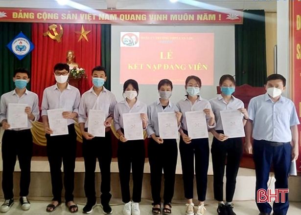 Lời yêu thương gửi con gái đạt kết quả cao Kỳ thi tốt nghiệp THPT từ chốt chống dịch biên giới Hà Tĩnh