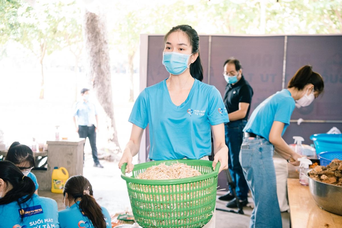 Hoa hậu Tiểu Vy cùng dàn người đẹp Việt chuẩn bị hơn 15.000 suất cơm tặng bà con nghèo