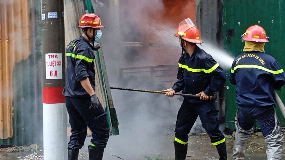 Lửa bốc cao ngùn ngụt, thiêu rụi nhiều lán trại tại Hà Nội