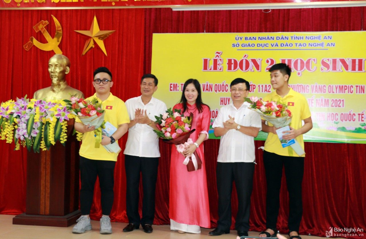 Khen thưởng 2 học sinh đạt thành tích cao tại Cuộc thi Olympic Tin học khu vực và quốc tế