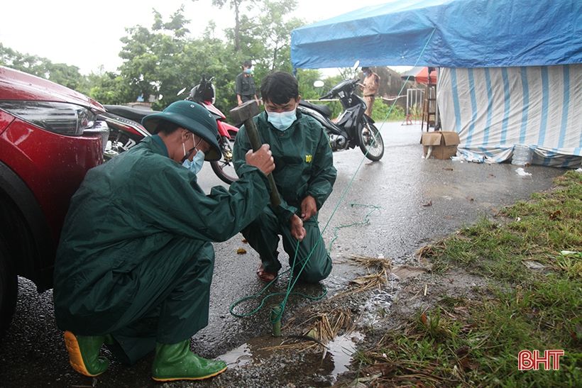 Vất vả trực chốt kiểm soát dịch Covid-19 trong mưa gió ở Hà Tĩnh