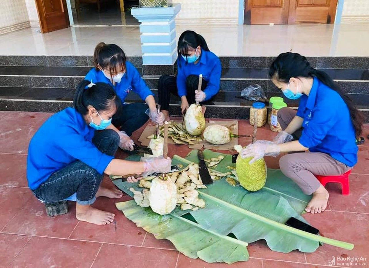 Thức đêm chế biến nhút mít, muối măng ủng hộ người dân TP Vinh chống dịch