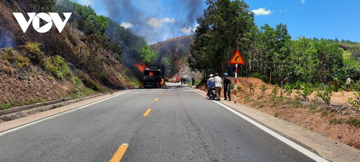 Xe tải bốc cháy lớn khi đang lưu thông trên đường Hồ Chí Minh đoạn qua Quảng Nam