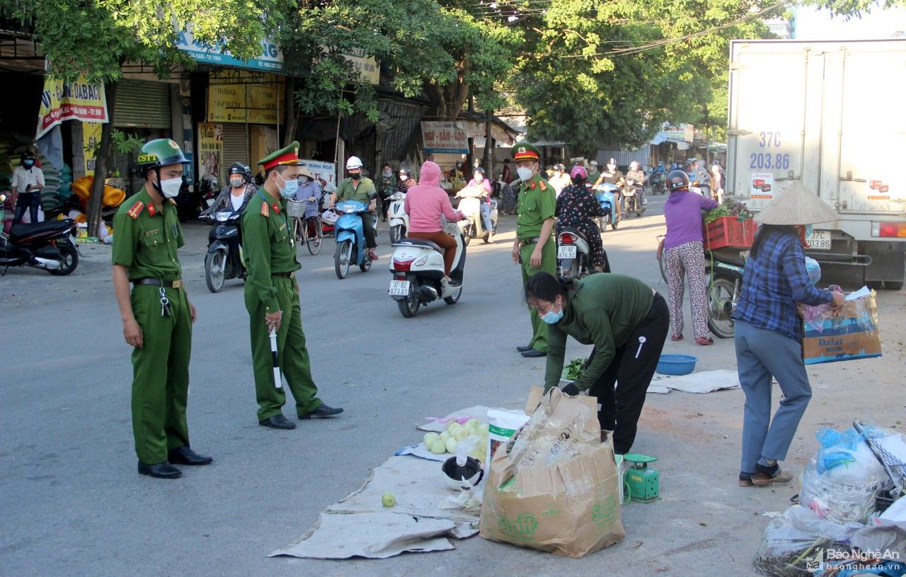 TP.Vinh xử lý tình trạng tập trung đông người trước cổng chợ đầu mối Vinh