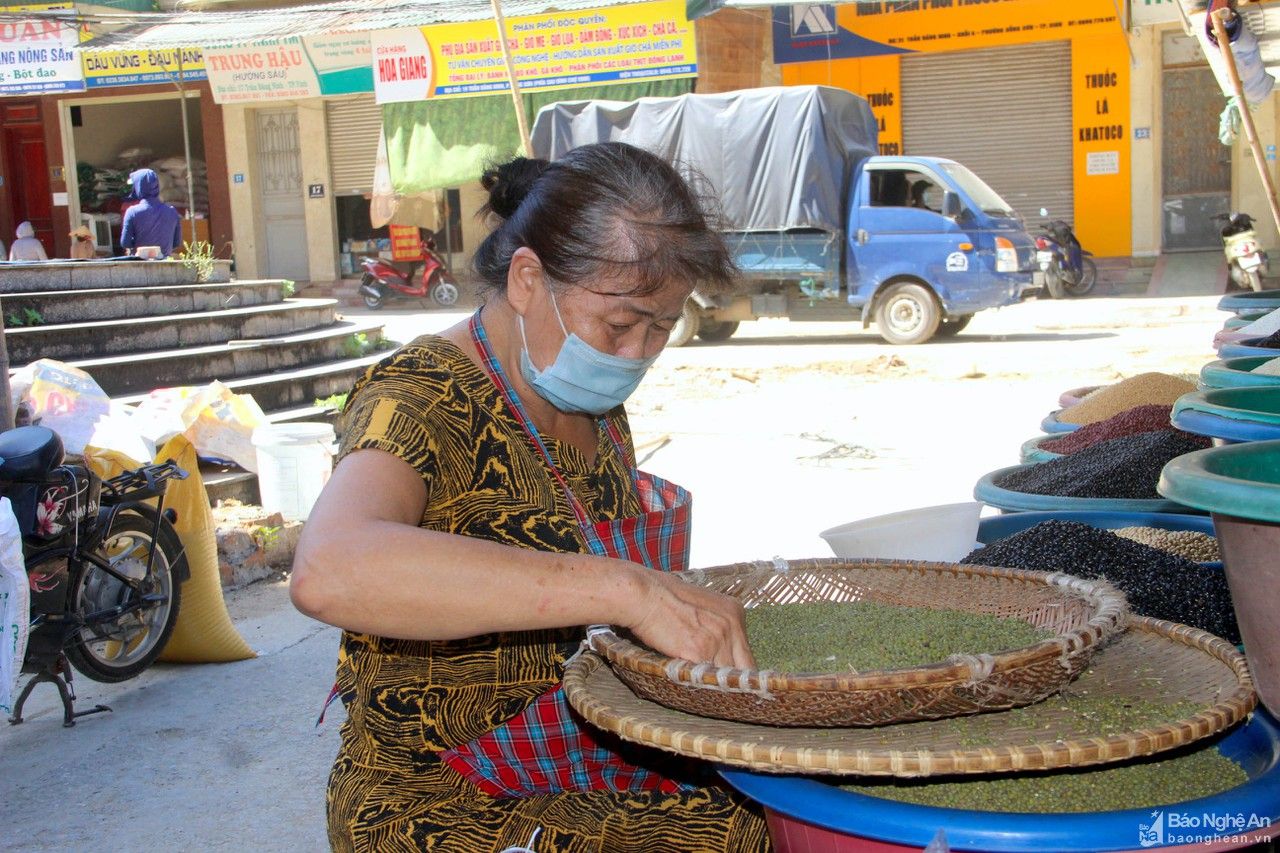 Thành phố Vinh: Nhiều tiểu thương vẫn đóng ki ốt dù chợ được mở cửa trở lại