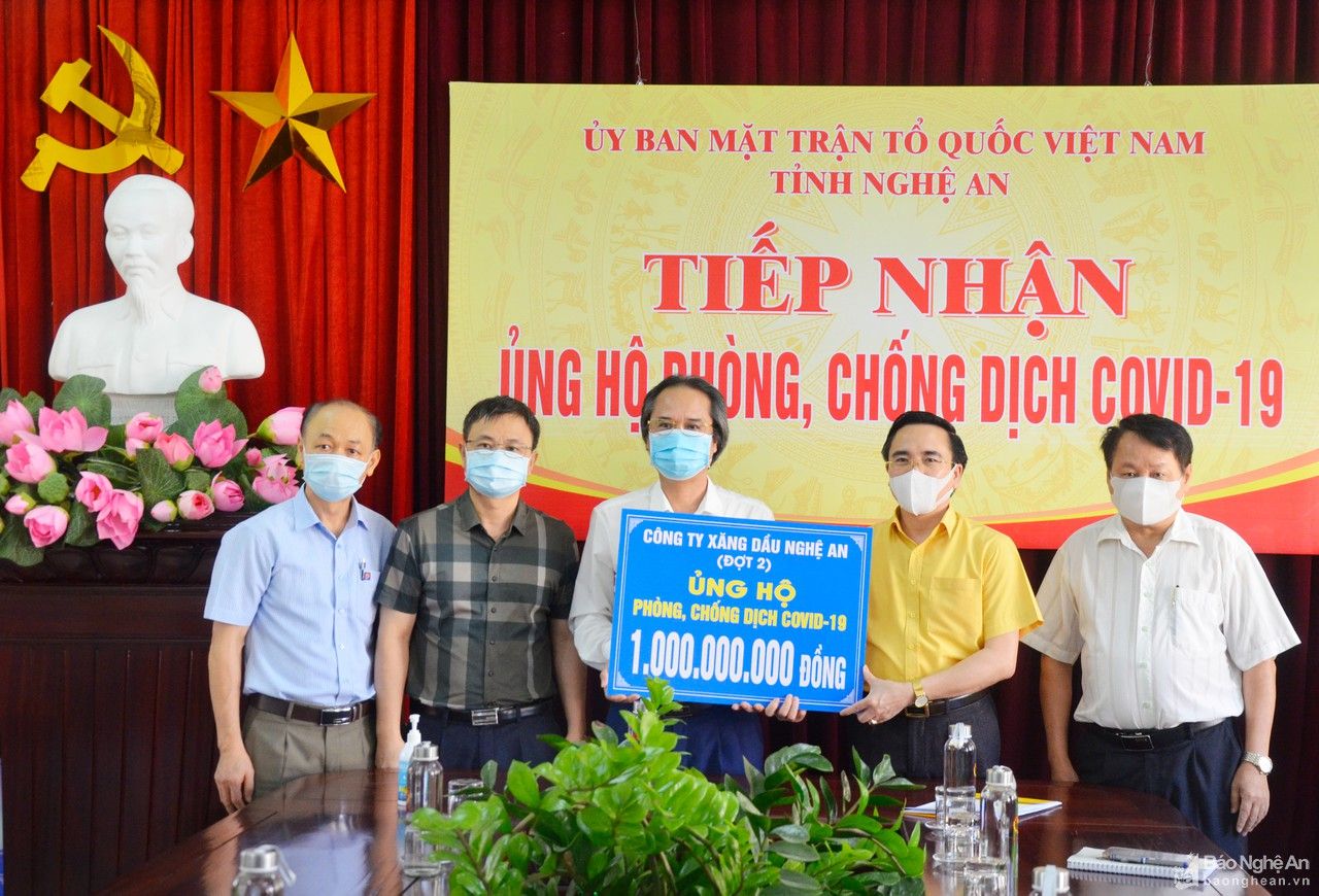 Nghệ An: Nhiều tập thể, cá nhân tiếp tục ủng hộ phòng, chống dịch Covid-19